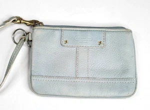 Cartera Muñequera Coach Azul Claro Cuero Guijarro Cremallera con Borla Dije 4 x 6" - Imagen 1 de 11