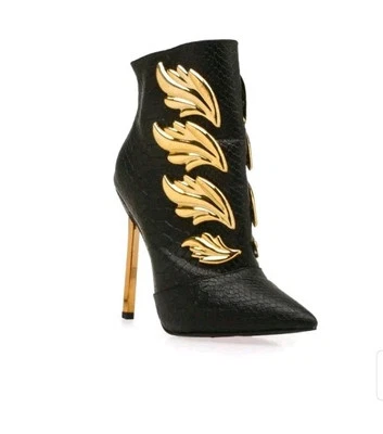 Botines altos puntiagudos Privileged Evolve negros veganos de cuero de serpiente metal ala dorada Foto 1 de 4