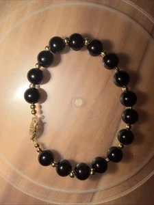 Hermosa pulsera de 7” de ónix y cuentas de oro, nueva cableada con metal flexible - Imagen 1 de 4