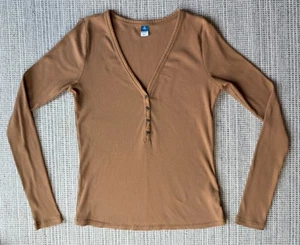 Top acanalado elástico Old Navy para mujer medio alto tostado 1/4 botón manga larga cuello en V - Imagen 1 de 7