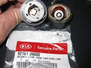 GENUINE BRAND NEW KIA RONDO 2007-2012 HOLDER & WIRING - FRONT TURN SIGNAL LAMP - Picture 1 of 2