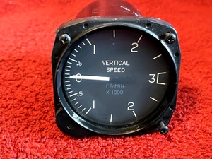 UNITED INSTRUMENTS VERTICAL SPEED INDICATOR P/N 7030 CESSNA P/N C661035-0101 - Foto 1 di 6