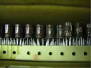 10 PZ NIPPON CAP 47UF 47MF 100V CONDENSATORE RADIALE (SOSTITUZIONE PER 80V 63V 50V) - Foto 1 di 1