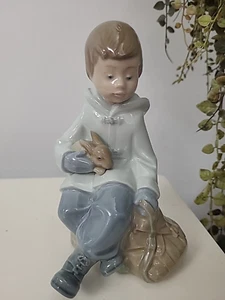 Retired NAO Lladro Daisa 1980's Boy with Rabbit #1037 Resting on Excursion - Bild 1 von 7