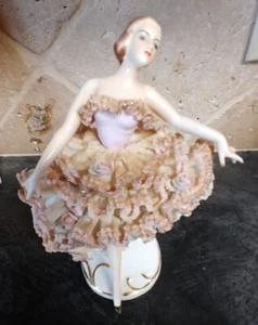 Estatuilla antigua bailarina de encaje de porcelana izquierda-niña-vestido rosa - Imagen 1 de 19