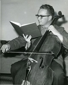 [Cello] Hoeppner, Fred.: Multitasking Cellist - Original Press Photograph - Picture 1 of 1