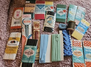 Posten Vintage Sew Notions Köderband, Reißverschlüsse & Zackenlitze die meisten neu in Packung & Maße. Tonband - Bild 1 von 6