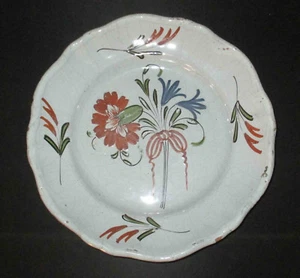 ancienne assiette en faïence bouquet de fleur Bourgogne XVIII ème - Picture 1 of 5