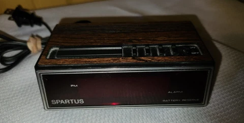 Vintage Spartus Digital Alarm Clock Woodgrain Model #1108 Battery Backup Works Cover