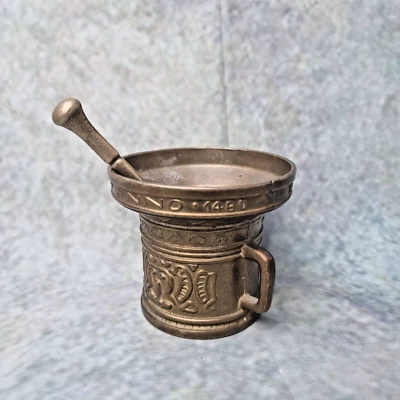 Mortier en métal avec pilon - Inscriptions "Niette Verwin Anno 1480" - Photo 1/4