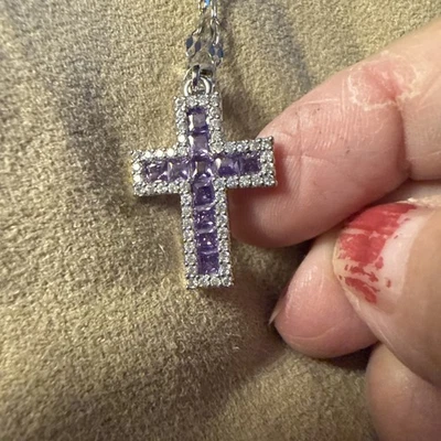 Exquisito y Elegante Collar Cruz Piedras Púrpura Circonita Cúbica Acero Inoxidable Foto 1 de 4