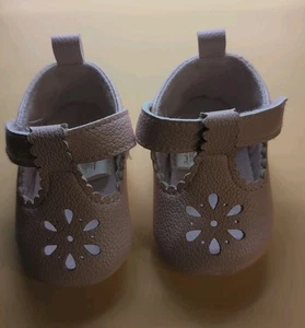 Babyschuhe mit Blumenausschnitt - Bild 1 von 4