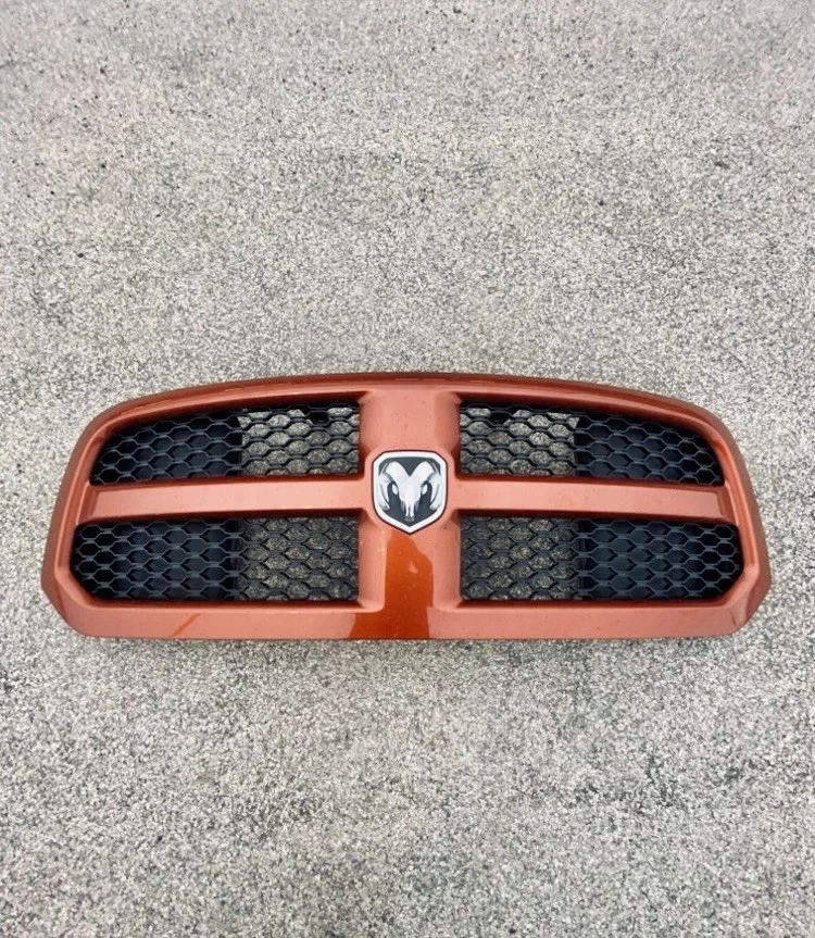 Dodge Ram 1500 2013-2018 OEM parrilla con emblema  Foto 1 de 1