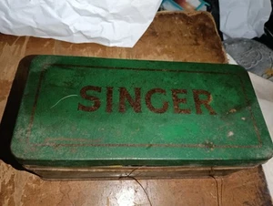 Vintage Singer Sewing Machine Tin Some Accessories - Picture 1 of 3