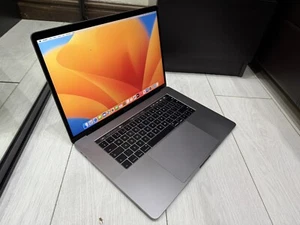 Apple MacBook Pro Retina 15.4” 2017 256GB SSD 16GB Ram 2.8GHz Core i7 AMDPro 555 - Picture 1 of 18