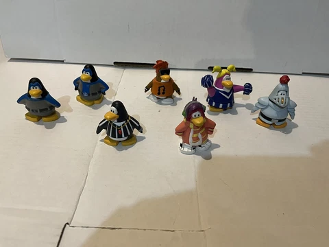 Lot of 7 Club Penguin 2" Action Figures Disney JAKKS Cover