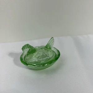Mini Henne auf Nest klar grün Salzkeller Huhn Depression Stil Glas Schale - Bild 1 von 6