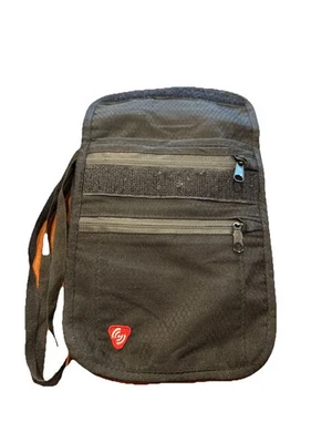 Cartera REI RFID Deluxe Seguridad Cuello Usada en Excelente Condición Negra con Correa Negra Foto 1 de 3