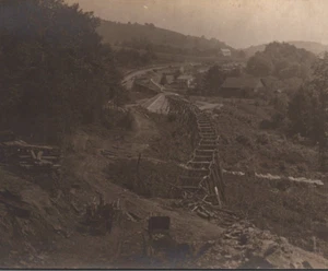 Gebäude Holzbrückenbau unbekannter Ort Echtfoto RPPC Postkarte - Bild 1 von 3