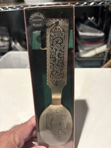 Konge-Tinn Norwegische Zinn Salat Servier Löffel Box Wikinger Szene - Bild 1 von 3