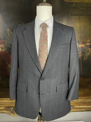 Chaqueta Blazer De Colección Neiman Marcus 40R HECHA EN EE. UU. Lana Franela Gris Oscuro A Cuadros 2Btn Foto 1 de 4