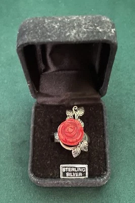 Anillo rosa tallado en coral rojo y plata de ley Foto 1 de 3