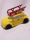 Figurine de Noël jaune VW Volkswagen Coccinelle Bug avec arbre givré 2 1/2"