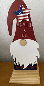 Rae Dunn HOLZWICHTEL ROT WEISS & BLAU "4. JULI" PATRIOTISCHES DEKOR neu mit Etikett - Bild 1 von 4