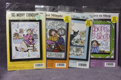 LOTE DE 4 DISEÑOS TRABAJOS kits punto de cruz Joan Elliott tienda de gatos velas minuto Nuevo en paquete Foto 1 de 4