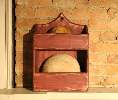 Hecho a mano madera primitiva rojo borgoña envejecido 2 estantes pared caja cabina rústica Foto 1 de 4