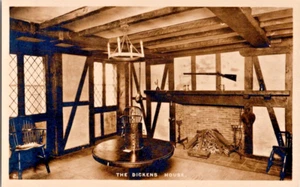 Vista interior de la casa Dickens chimenea rppc Tucks postal a107 - Imagen 1 de 2