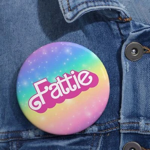 Poupée Fattie années 90 fille étoiles arc-en-ciel nostalgiques grande taille bouton épingle positive - Photo 1 sur 5