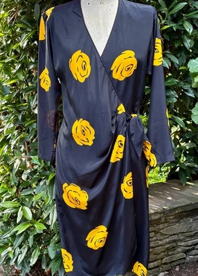 VESTIDO ENVOLVENTE VINTAGE AÑOS 70 NEGRO con CABEZAS DE ROSA DISPERSAS AMARILLO DORADO talla 12 VIRGO II Foto 1 de 4