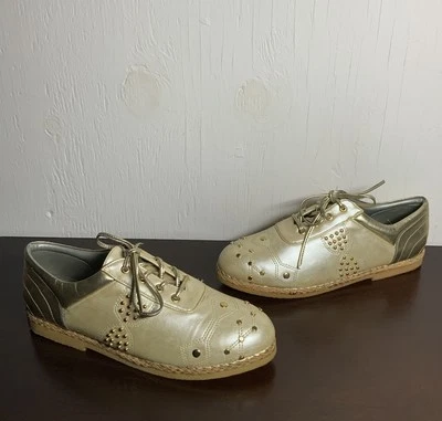 Zapatos Oxford dorados metálicos para mujer Wanted talla 8 detalles con tachuelas punta de ala trenzada Foto 1 de 4