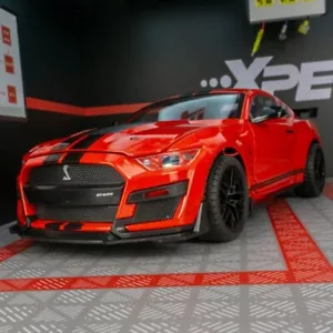 Coche modelo Ford Mustang Shelby GT500 1:18 con características de luz y sonido - Imagen 1 de 5