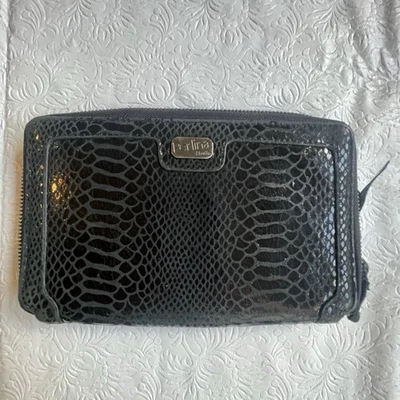 Carteira de couro preta Perlina pele de cobra com zíper ao redor cartões de crédito bolsos deslizantes - Imagem 1 de 4