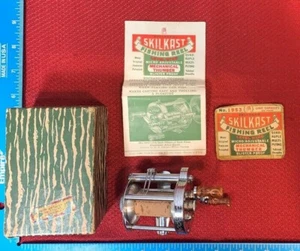 VINTAGE SKILKAST FISHING REEL WITH BOX PFLUEGER 1953 104B - Picture 1 of 12