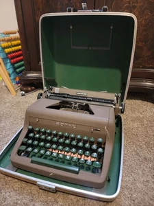 Vintage Royal Quiet Deluxe Typewriter with Case - Picture 1 of 8
