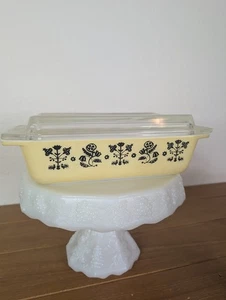 Pyrex #575-B 2-Qt  Needlepoint Embroidery Casserole Dish w Lid Space Saver  - Picture 1 of 8