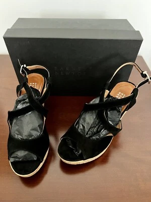 Sandalia de cuña Barneys New York negra de gamuza y corcho Foto 1 de 4