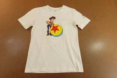 Camiseta Adidas X Disney Pixar Toy Story Woody Lujo Baloncesto Niños Mediana Blanca Foto 1 de 4
