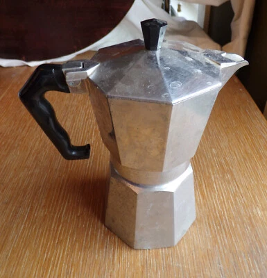 Estufa Bialetti Moka Express ~ Cafetera espresso de aluminio ~ 1 taza ~ Hecha en Italia Foto 1 de 4