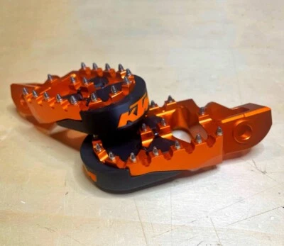 Coppia Poggiapiedi Pedane Maggiorate Ergal KTM EXC SX XC 125 250 300 + Slider - Immagine 1 di 4