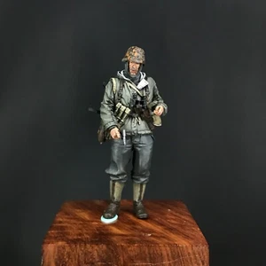 Modelo de figura soldado oficial de señales alemán de la Segunda Guerra Mundial de resina 1/35 construida y pintada - Imagen 1 de 10