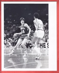1981 MAVERICKS JIM SPANARKEL VS ROCKETS CALVIN GARRETT 8 X 10 TYPE 1 - Picture 1 of 2