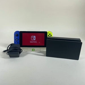 Nintendo Switch v1 Videospielkonsole HAC-001 Lila/Grün - Bild 1 von 6