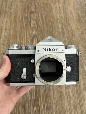 Cuerpo de cámara fotográfica Nikon F Eye Level Silver SLR 35 mm S/N 717XXXX Foto 1 de 4