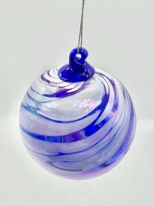 Palla di Natale iridescente vetro artistico soffiato a mano blu bianco vortici ornamento - Foto 1 di 6