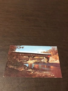 UNPOSTED POSTCARD - TAFTSVILLE COVERED BRIDGE SPANS OTTAUQUECHEE RIVER - VERMONT - Picture 1 of 2
