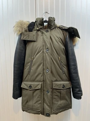 Abrigo Mackage Cynthia Cuero Manga y Borde Pato Plumón Oliva Piel Mapache Capucha Pequeño Foto 1 de 4